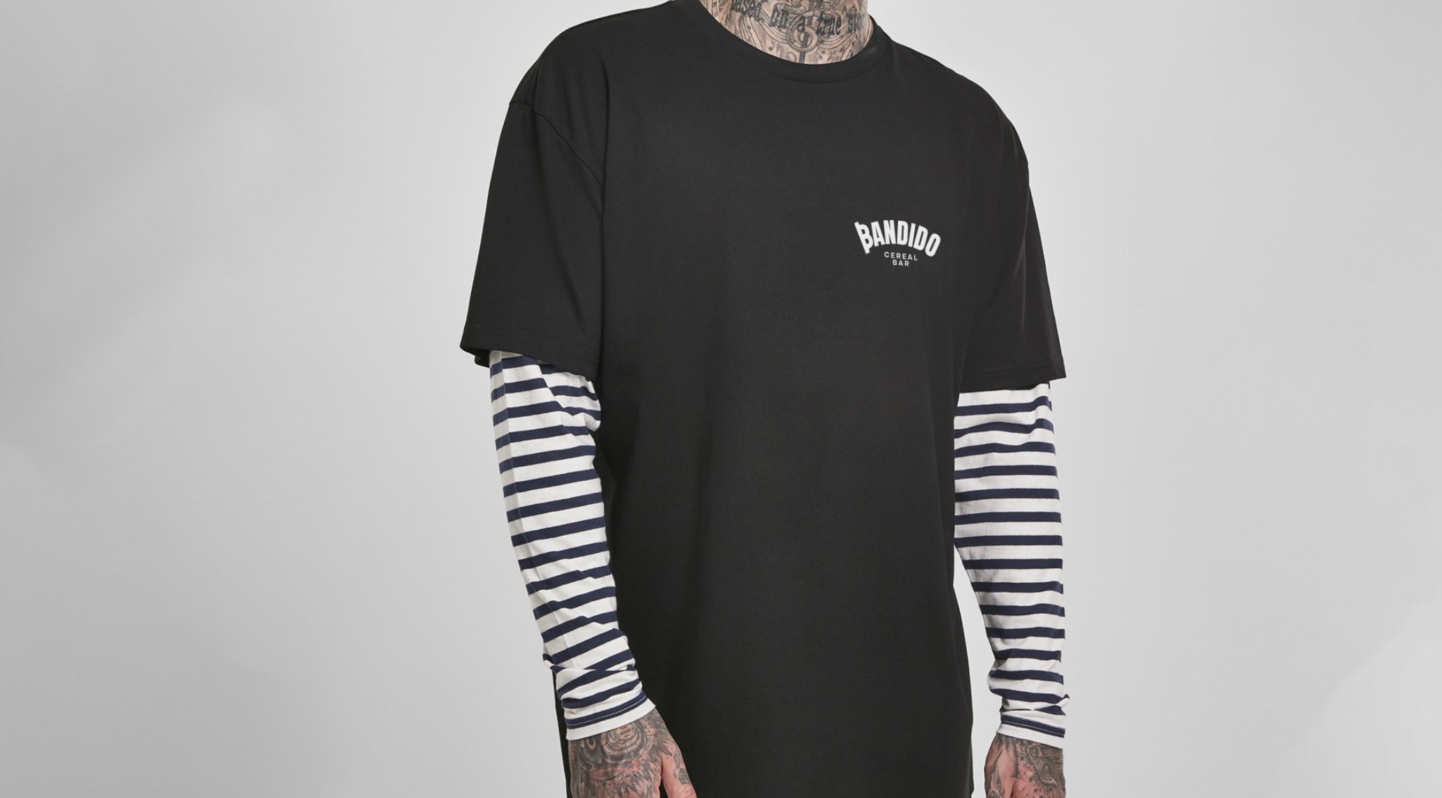 Camiseta negra de Bandido con mangas de rayas