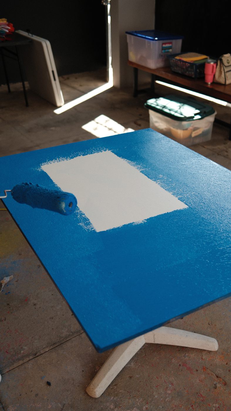 Pintando a mano el fondo azul del set