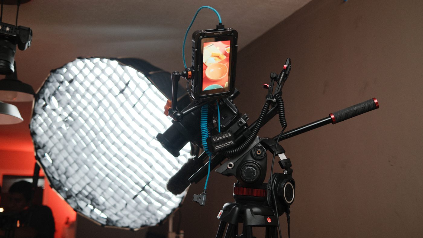Luz con panal y monitor junto al plato