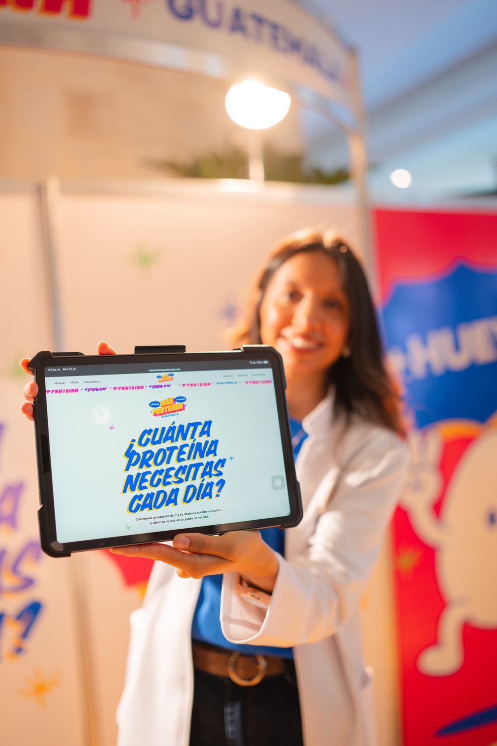 Nutricionista mostrando la calculadora en una tableta