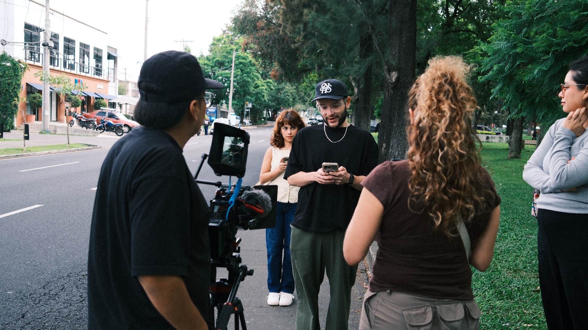 El equipo con el rig de cámara en la calle