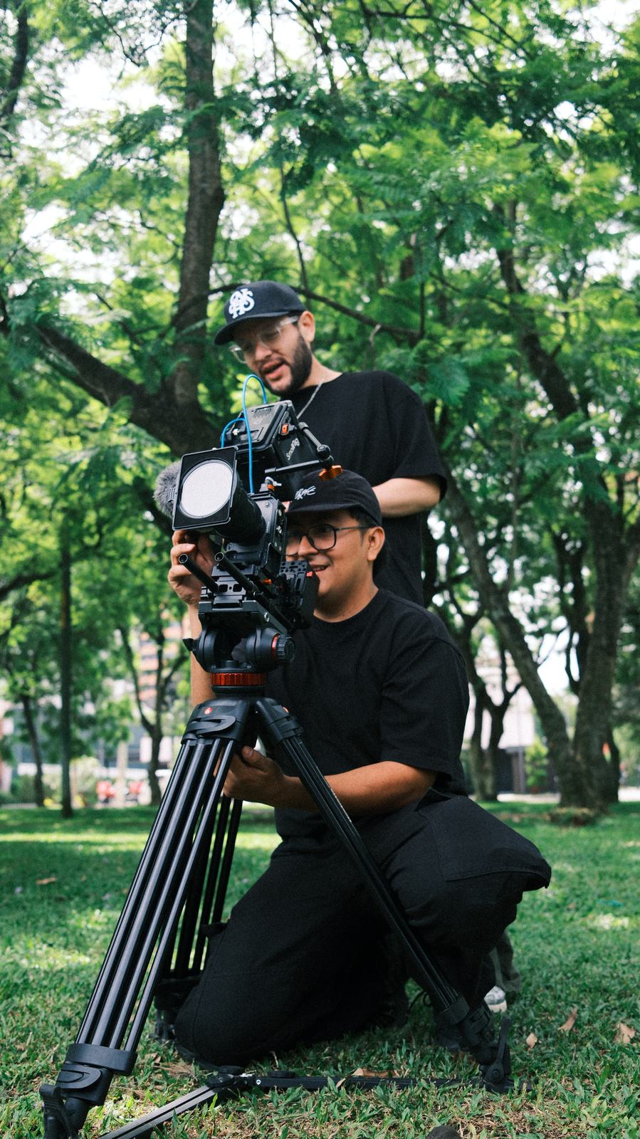 Camarógrafo con trípode en el parque