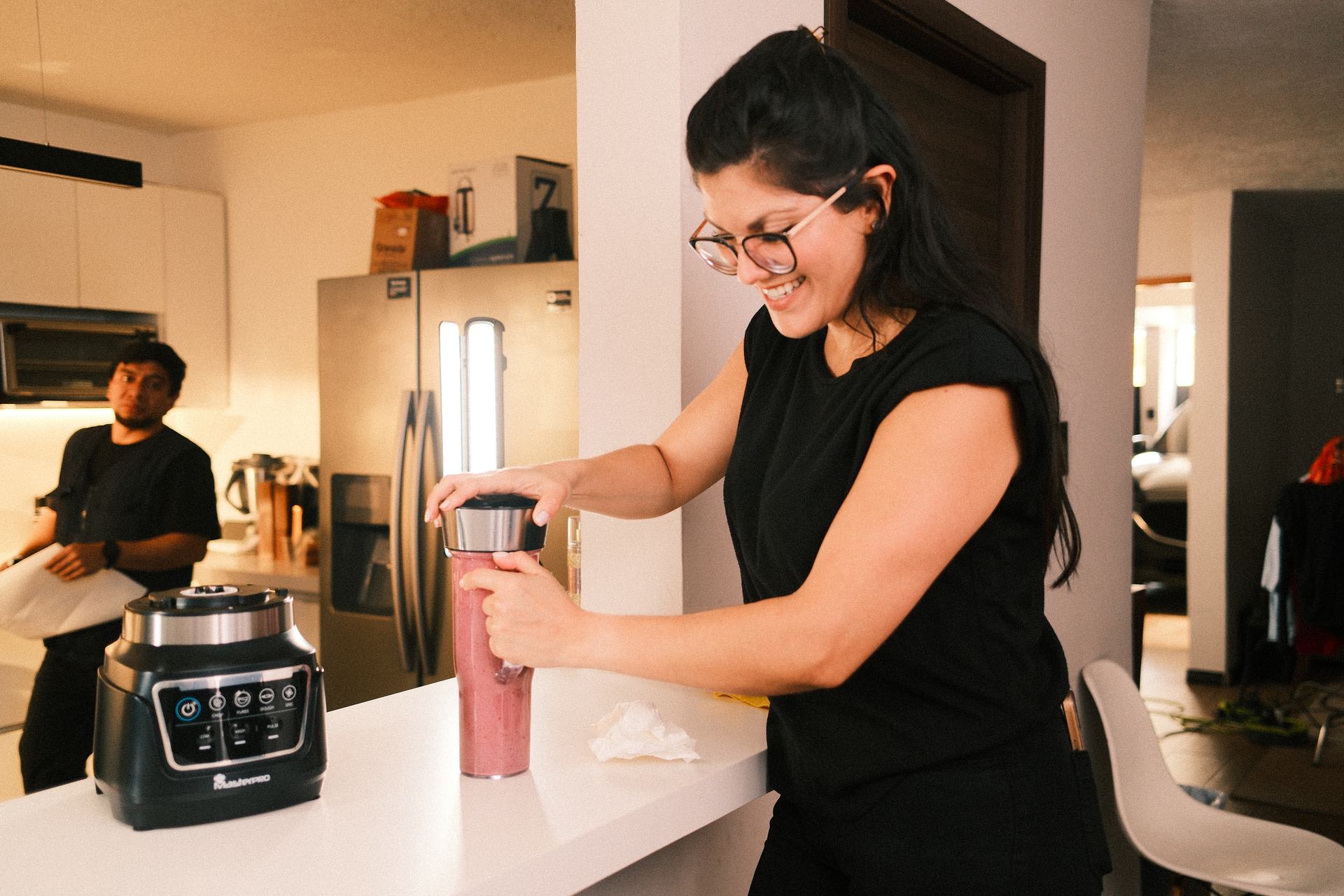 Talento preparando batido en el set de cocina