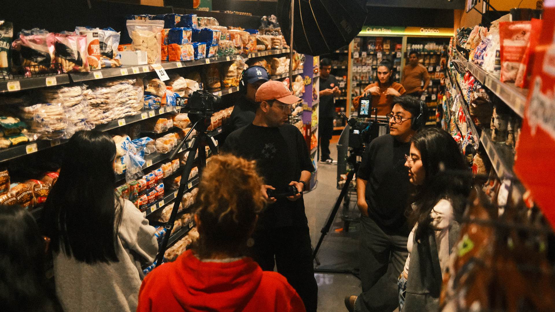 El equipo de Wonder filmando dentro del supermercado