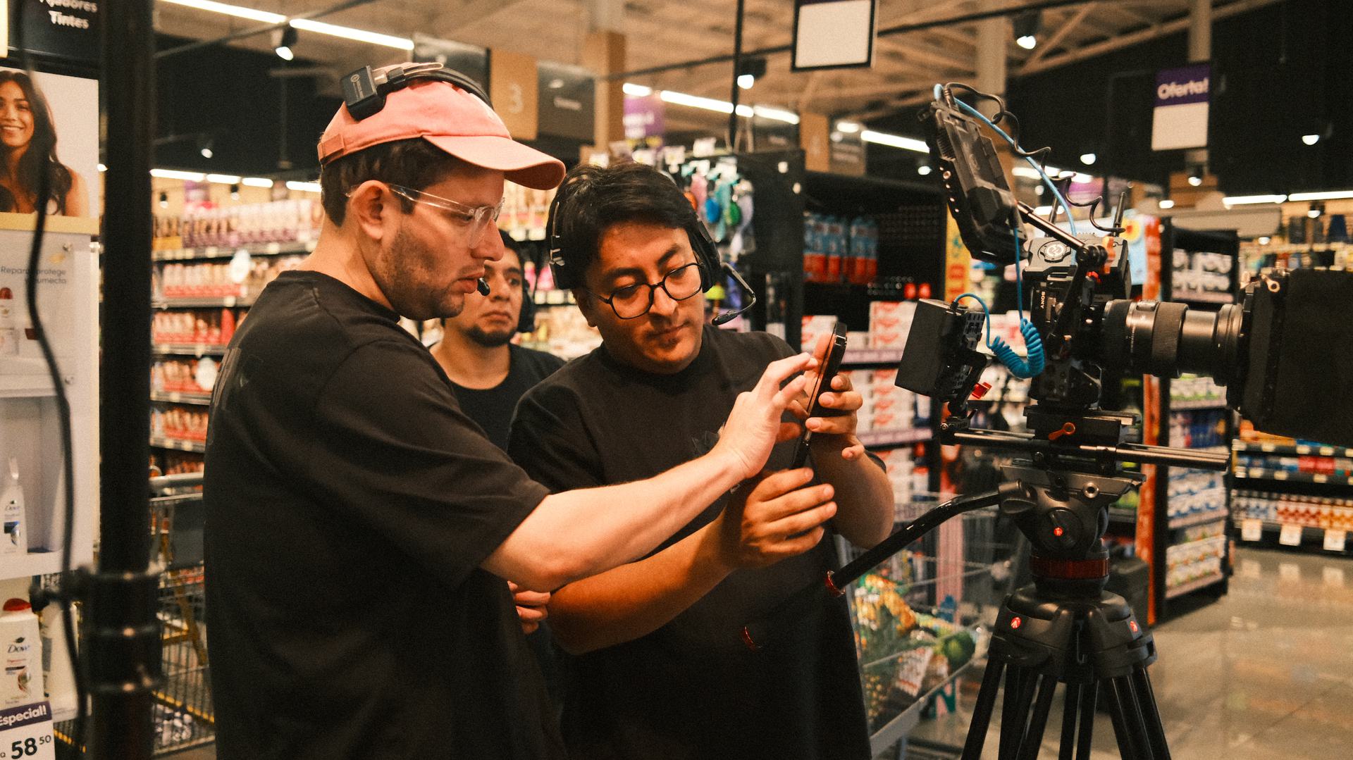 Revisando cámara dentro de la tienda