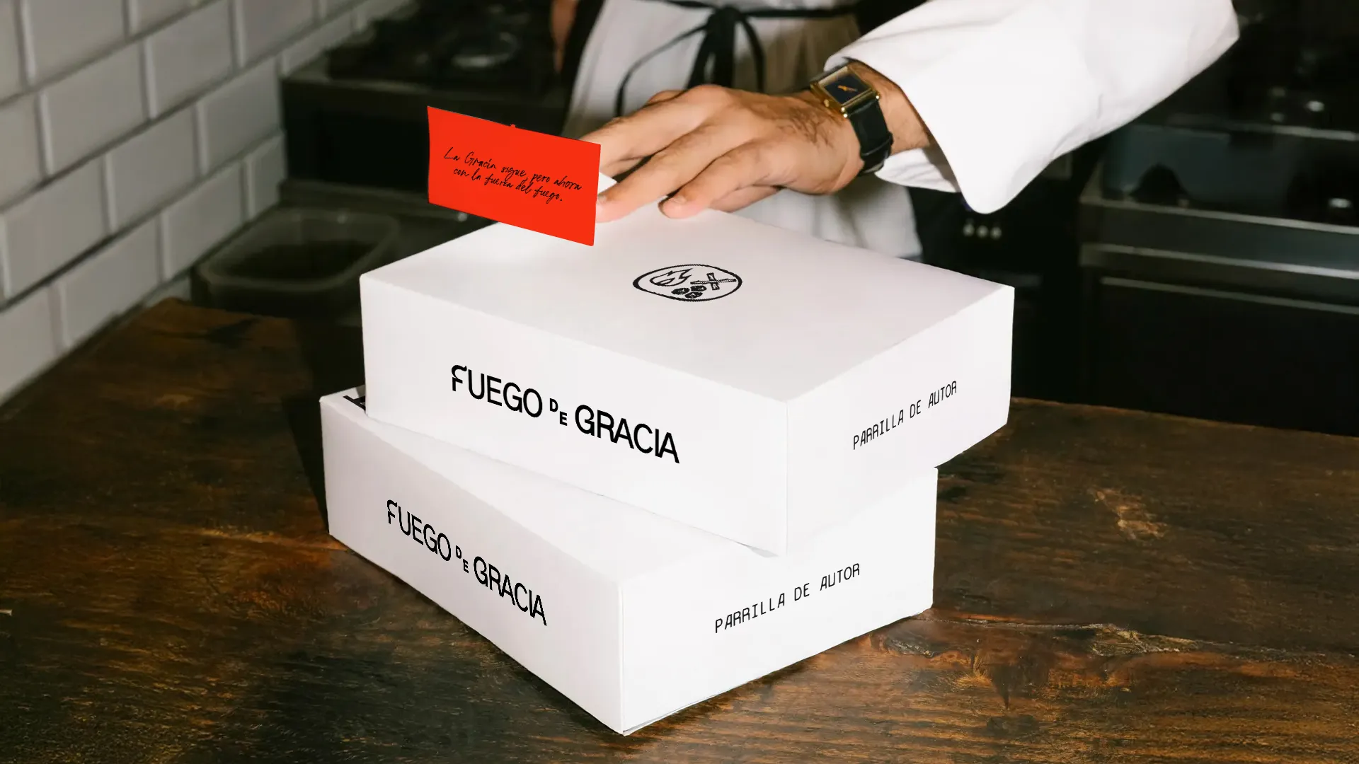 Cajas para llevar con el logotipo Fuego de Gracia y tarjeta roja