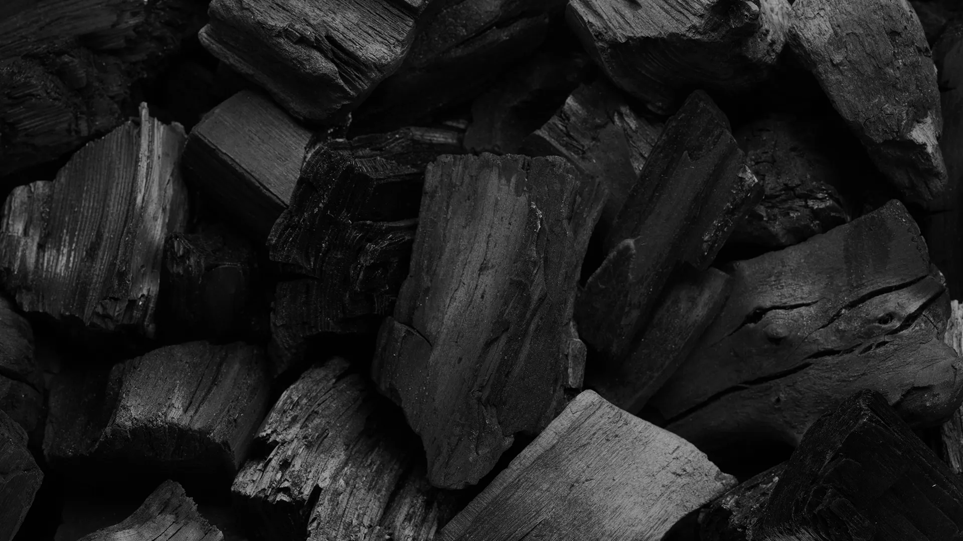 Carbón vegetal en detalle, negro sobre negro