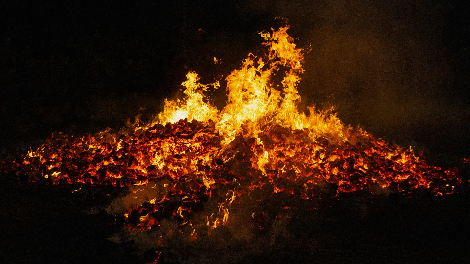 Brasas y fuego vivo en la oscuridad