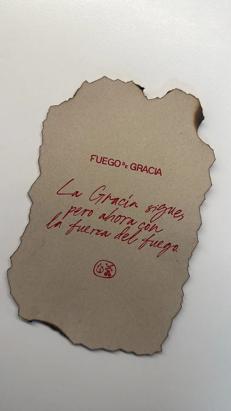 Serigrafía del manifiesto sobre cartón con bordes chamuscados