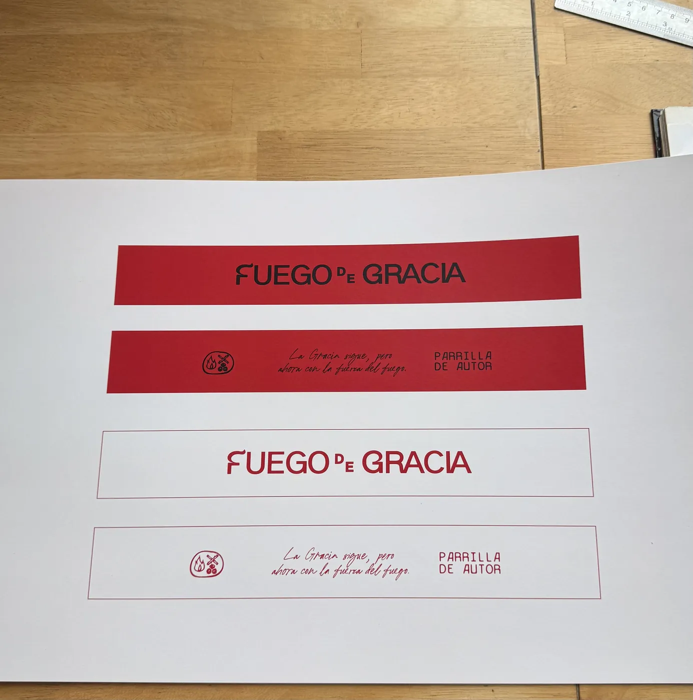 Pruebas de impresión de cintillos rojos y blancos sobre la mesa del estudio