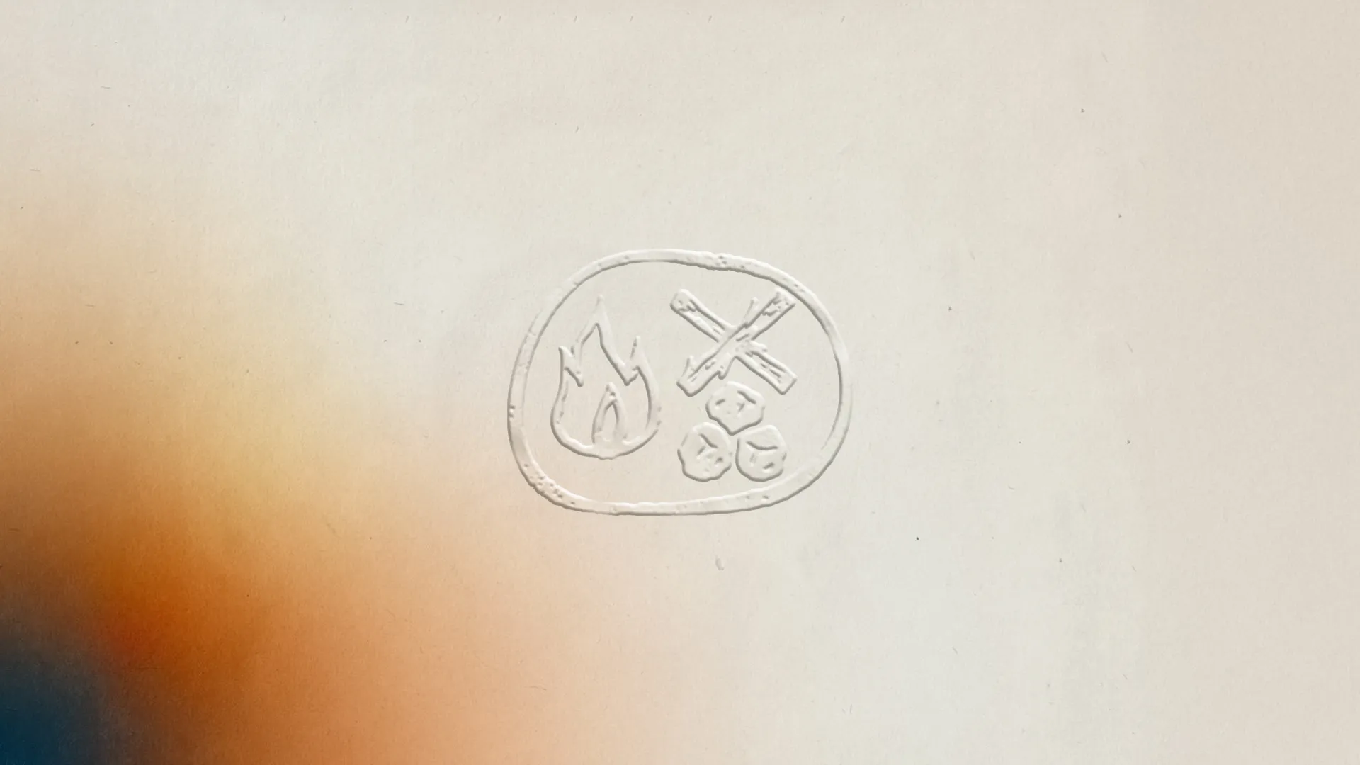 Sello seco del isotipo Fuego de Gracia grabado en papel