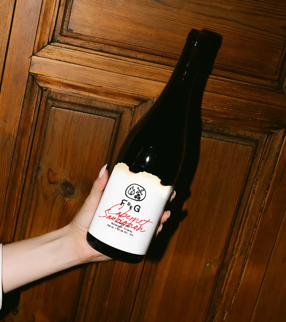 Botella de vino con etiqueta de la casa