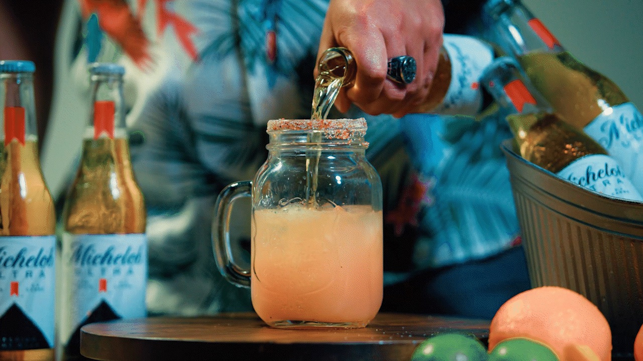 Michelada servida en tarro con escarcha
